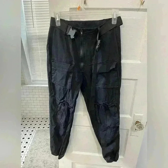 Cargo‎ style pants with pockets and buckle belt size small in black - Picture 4 of 8